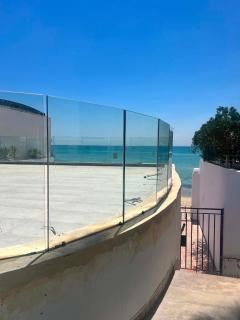Luxueux Appartement 70m2-Rez de chaussée- pied dans l'eau-10 m de la Piscine collective- centre ville d'Hammamet,dans la partie residentielle de l'hôtel Dar Hayet-1 suite Parentale-1 chambre avec 1 grand lit double-Grande terrasse - 8