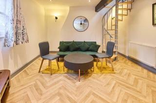 Apartment Sleeps 8 with WiFi - 7