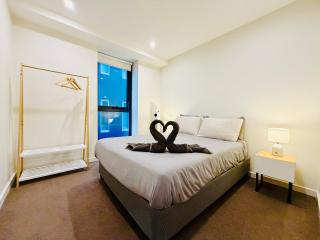 Spacious 2BR Adelaide CBD Escape | Pool + Sauna - 6