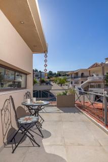 TheraLiving - Boutique Apartment with Balcony - 1