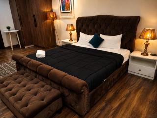 Goldcrest Signature Suite - 7