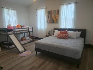Lakefront, Pool, TreeHouse, 10BR, GameRoom, Hottub - 4