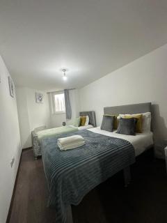 Stylish Flat Near NEC - Sleeps 4 - Parking - 2