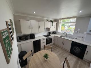 Entire home, perfect for staying with friends and family - 6