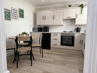 Entire home, perfect for staying with friends and family - 0