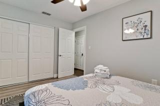 5 min drive to AMI, Hot Tub, Free Heated Pool, Near IMG, Fire Pit, Full Kitchen - 5