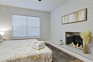 5 min drive to AMI, Hot Tub, Free Heated Pool, Near IMG, Fire Pit, Full Kitchen - 8