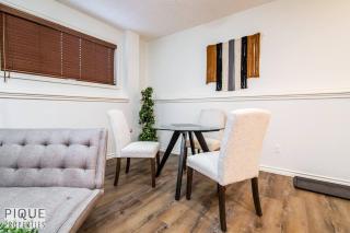 Chic Modern Vibes - KING Bed - Fireplace - Sleeps 4 - Wifi - 6