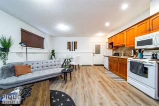 Chic Modern Vibes - KING Bed - Fireplace - Sleeps 4 - Wifi - 4