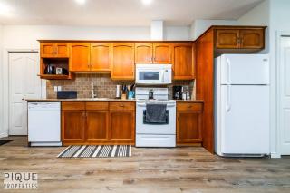 Chic Modern Vibes - KING Bed - Fireplace - Sleeps 4 - Wifi - 3