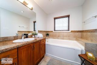 Chic 3BR Modern Home - Wi-Fi - Netflix - Sleeps 8! - 7