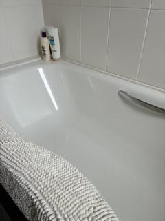 FEMALES ONLY OR Couples for DOUBLE ROOM - near Stonehenge - 7