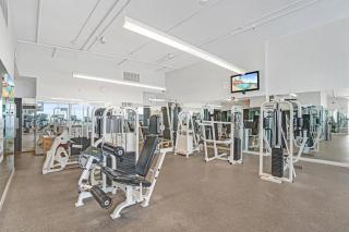 Modern 1BR at Arya Bay Views with Balcony and Pool - 4