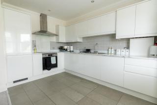 NEW 3BR Coastal Flat, Walk to Beach, 3 PARKING - Bournemouth - 6