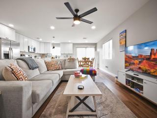 Modern Desert Retreat - 12 Min to DT & Airport - 8