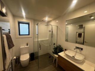 Lakeside Luxury 1 bdrm 2 bathroom! - 8