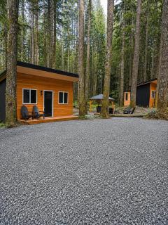 Tiny Home Village at Mount Rainier with Hot Tub & Sauna - 1
