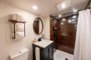 Eureka Springs Townhouse w King & 2 Twin Beds + Hot Tub - 5