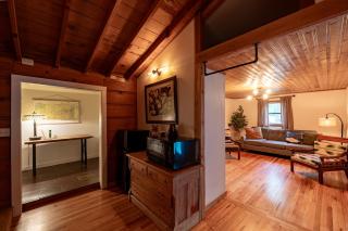 Eureka Springs Townhouse w King & 2 Twin Beds + Hot Tub - 7