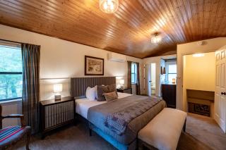 Eureka Springs Townhouse w King & 2 Twin Beds + Hot Tub - 1