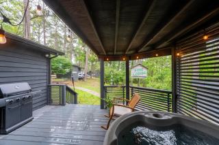 Eureka Springs Townhouse w King & 2 Twin Beds + Hot Tub - 0