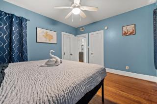 Modern Quirky 2BR - Chic Montrose Retreat - 5
