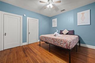 Modern Quirky 2BR - Chic Montrose Retreat - 3