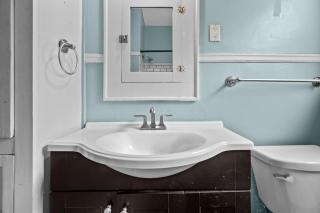 Modern Quirky 2BR - Chic Montrose Retreat - 2