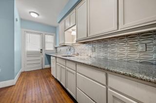 Modern Quirky 2BR - Chic Montrose Retreat - 1