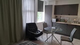 Modern Studio Apartment with En-Suite - 1