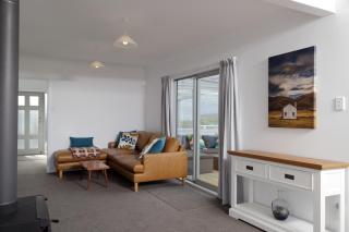 A winter retreat - Soak in the spa or get cozy by the fire - 3