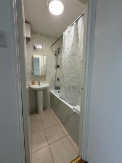 Apartment Sleeps 6 - Wifi & Free Parking - 8