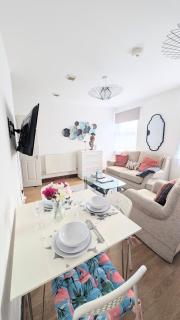CJ Maison - "Spacious Family Friendly 2-Bedroom Apartment in the City Centre with free on-site parking, free Wi-Fi" - 2