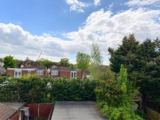 Bright & Modern 1-Bed Apartment in Prime Location - 8