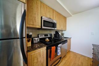 High-Floor Downtown 1BR with Queen bed by CN Tower - 6