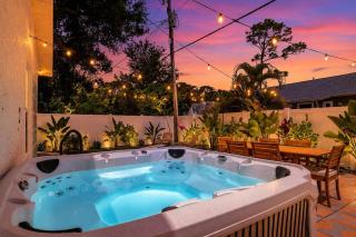 Designer Sarasota Retreat w/ Karaoke Lounge - 9