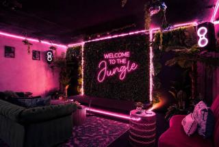 Designer Sarasota Retreat w/ Karaoke Lounge - 8