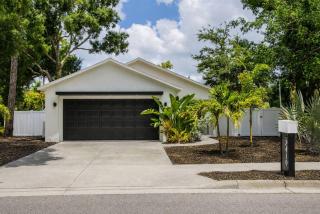 Designer Sarasota Retreat w/ Karaoke Lounge - 3