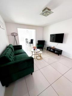 Family Friendly Modern 4Bd House - 6