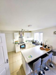 Family Friendly Modern 4Bd House - 3