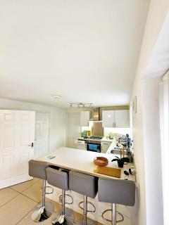 Family Friendly Modern 4Bd House - 2