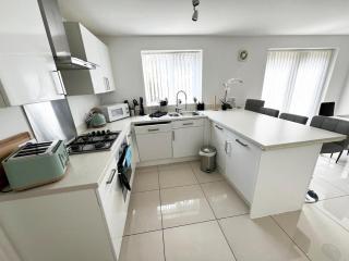 Family Friendly Modern 4Bd House - 1
