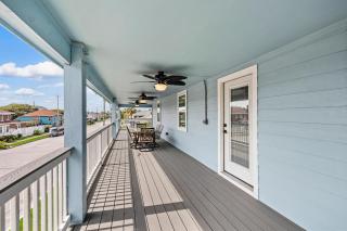 The Lookout at R½ Hot Tub Sauna Wraparound Deck Steps to Beach - 1