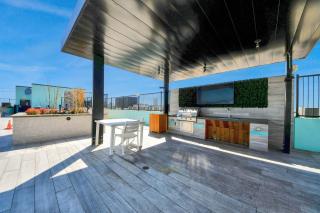 Luxury Houston Apartment Rooftop Pool City Views & King Beds - 9
