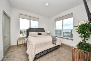 Luxury Houston Apartment Rooftop Pool City Views & King Beds - 3