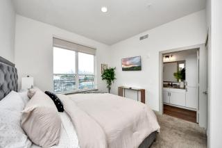 Luxury Houston Apartment Rooftop Pool City Views & King Beds - 2