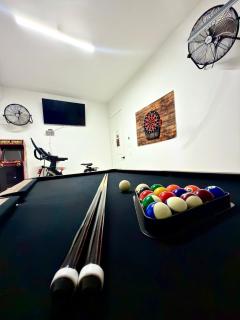 Game Room, Hot Tub, Gym, BBQ, 7 mins to NRG Stadium & Med Center - 3