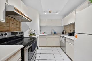Rare 3BR Downtown Vancouver Stay with Huge Private Patio - 3