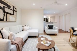 Beachside Apartment with Ocean View Balcony - 4