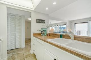 Lagoon View Condo with 2 Bedrooms and Resort Pool - 9